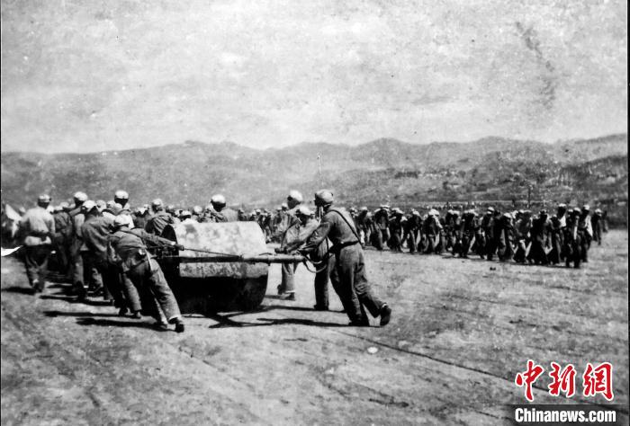 十八軍戰(zhàn)士修建機(jī)場(chǎng)跑道。(歷史圖片由十八軍后代張小康提供，劉炳科翻拍)