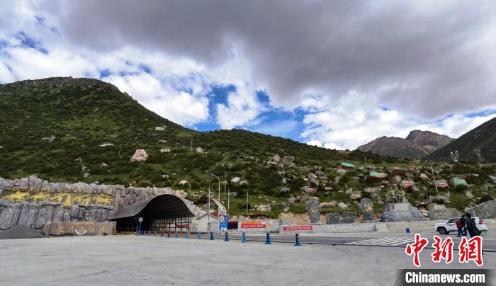 已建成通車的雀兒山隧道?！⒅铱?攝