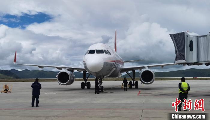 康定機(jī)場(chǎng)一架航班降落?！⒅铱?攝