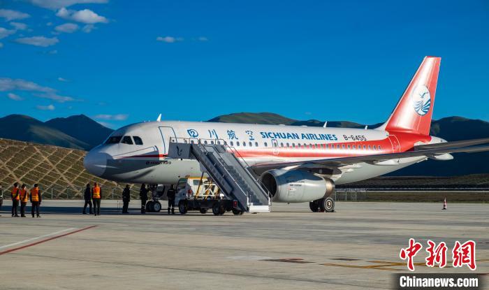 甘孜格薩爾機(jī)場(chǎng)?！⒈?攝