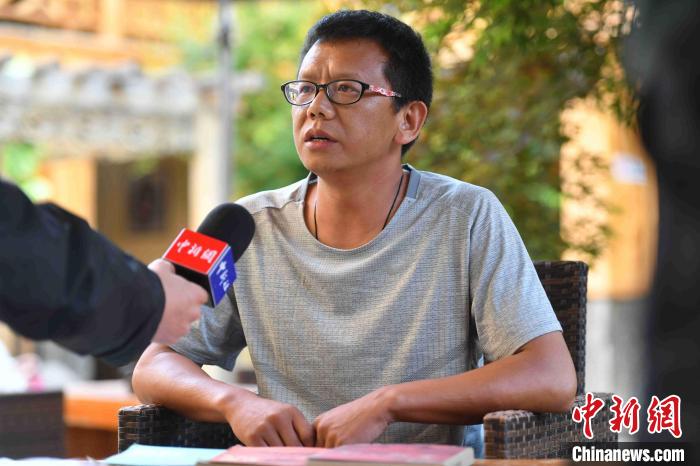 圖為和澗秋接受記者采訪?！⑷疥?yáng) 攝