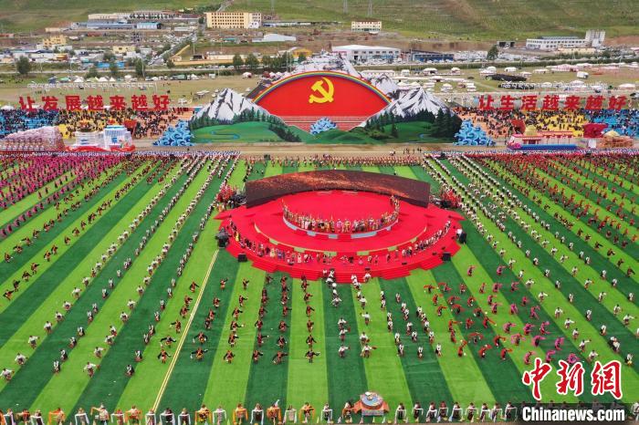 圖為玉樹藏族自治州成立70周年慶祝大會(huì)現(xiàn)場(chǎng)?！●R銘言 攝
