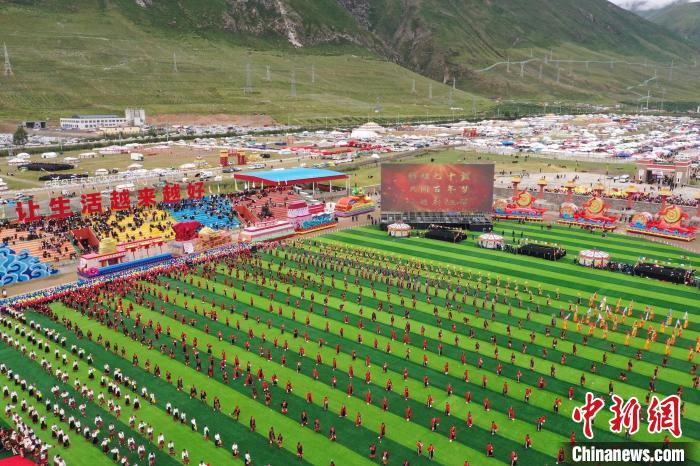 圖為玉樹藏族自治州成立70周年慶祝大會(huì)現(xiàn)場。　馬銘言 攝