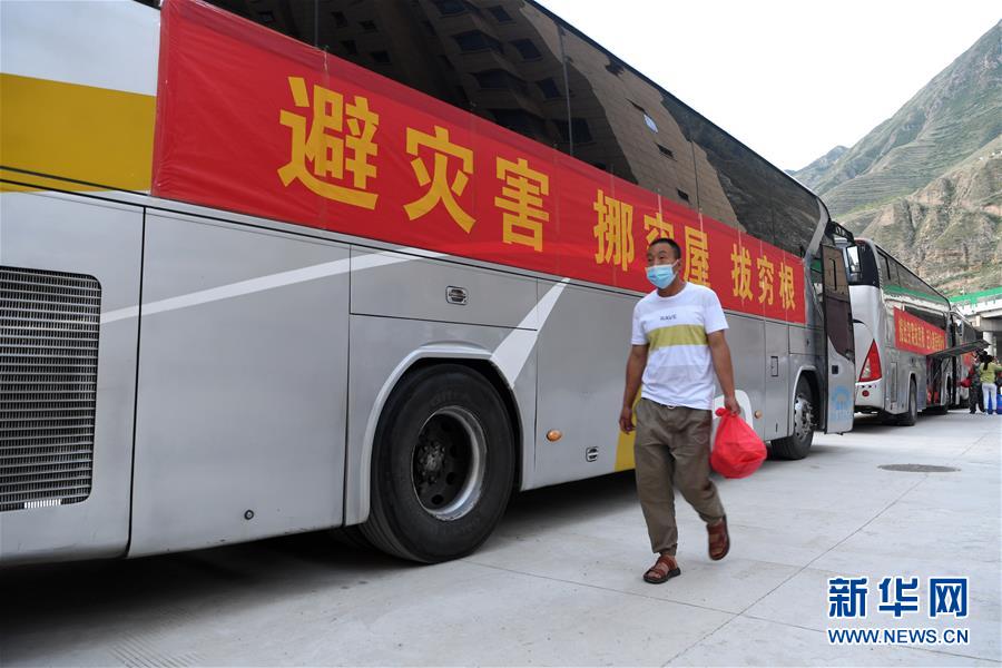 （新華全媒+）（17）千里“挪窩”，踏實(shí)開(kāi)啟新生活