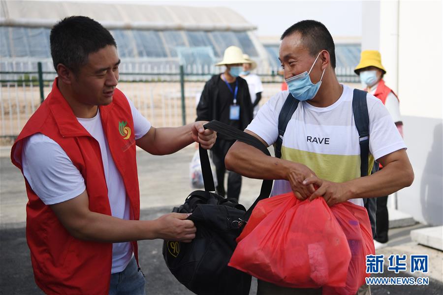 （新華全媒+）（21）千里“挪窩”，踏實(shí)開(kāi)啟新生活
