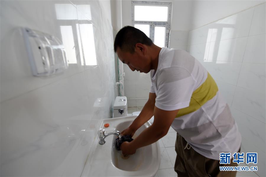 （新華全媒+）（23）千里“挪窩”，踏實(shí)開(kāi)啟新生活