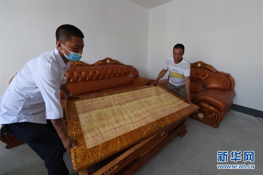 （新華全媒+）（27）千里“挪窩”，踏實(shí)開(kāi)啟新生活