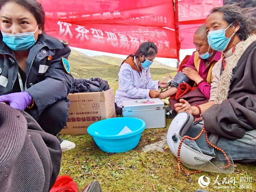 給牧民檢查身體。巴登攝