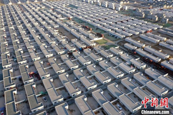 圖為蘭州新區(qū)移民安置區(qū)?！《P 攝