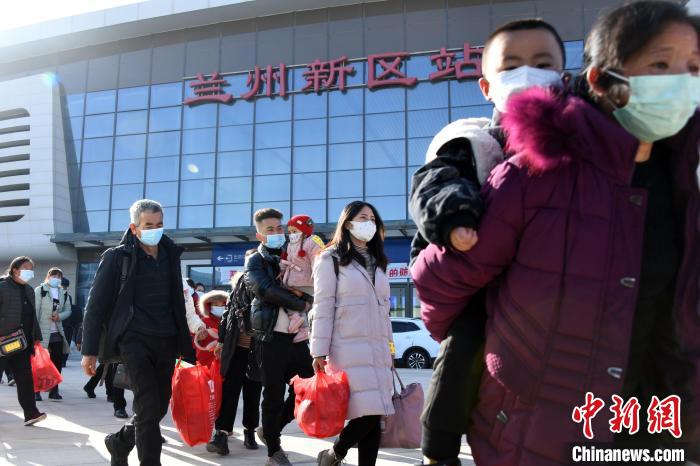 圖為搬遷民眾剛出火車(chē)站?！《P 攝