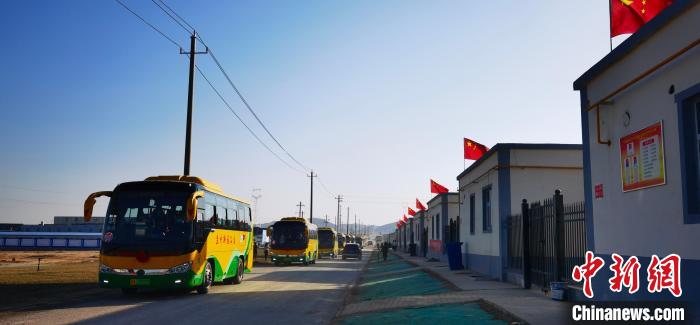 圖為搬遷民眾抵達(dá)安置區(qū)。　魏建軍 攝