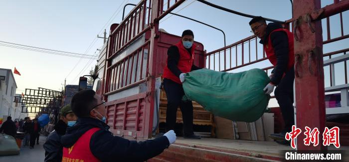 圖為志愿者幫忙搬運(yùn)家具等物資?！∥航ㄜ?攝