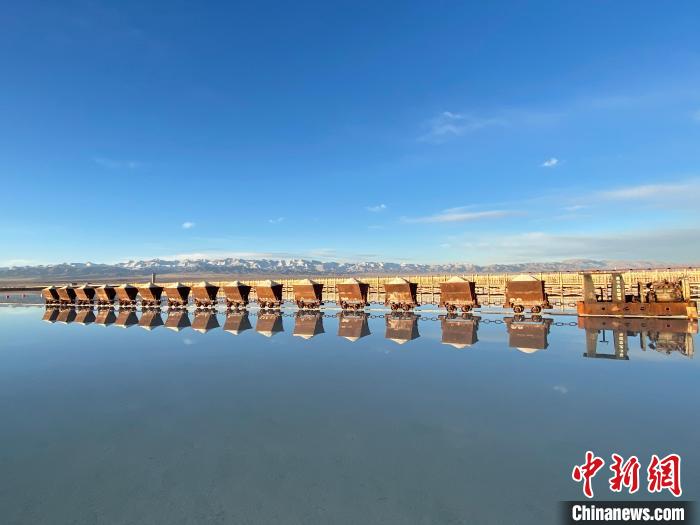 圖為小火車倒影在湖中，湖面如圖明鏡一般?！●R翔 攝