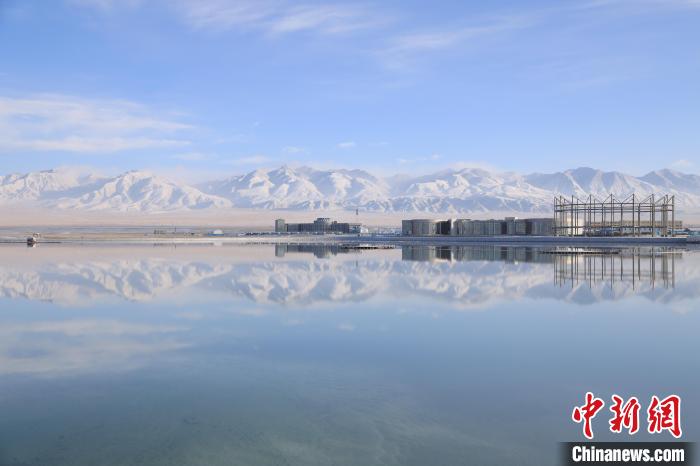 圖為鹽湖景色?！●R翔 攝