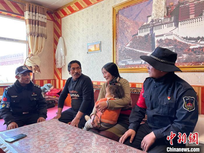 圖為派出所民警和義警入戶了解情況?！∑罾C娟 攝