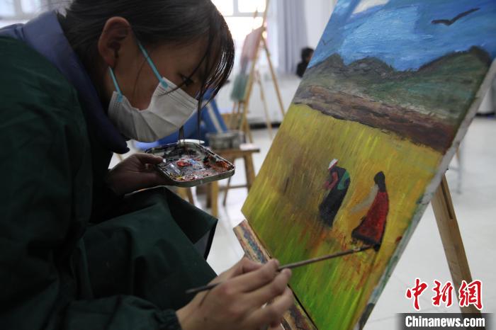 圖為學(xué)生跟著老師學(xué)習(xí)繪畫(huà)?！『F龍 攝