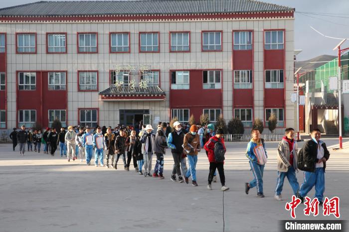 圖為瑪沁縣第一民族中學(xué)?！『F龍 攝