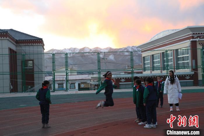 圖為學(xué)生們開(kāi)展社團(tuán)活動(dòng)?！『F龍 攝