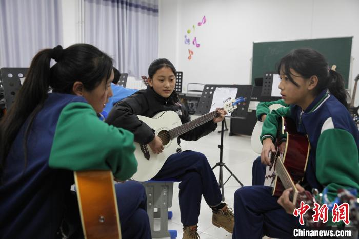 青?，斍撸簻p負(fù)不減質(zhì)“均衡發(fā)展”是教育關(guān)鍵詞