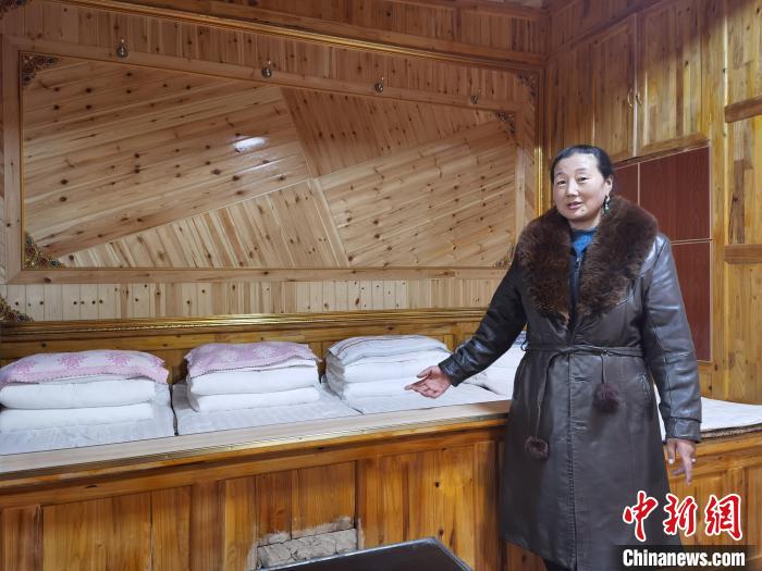 圖為德吉村村民鬧尖措介紹自家農(nóng)家樂?！∑钤鲚?攝