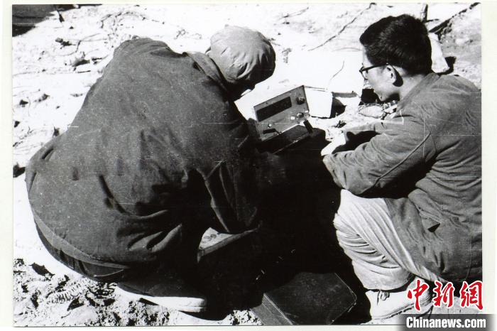 中鐵西北院科技工作者在風火山觀測站收集儀表數(shù)據(jù)。(資料圖) 中鐵西北科學研究院供圖