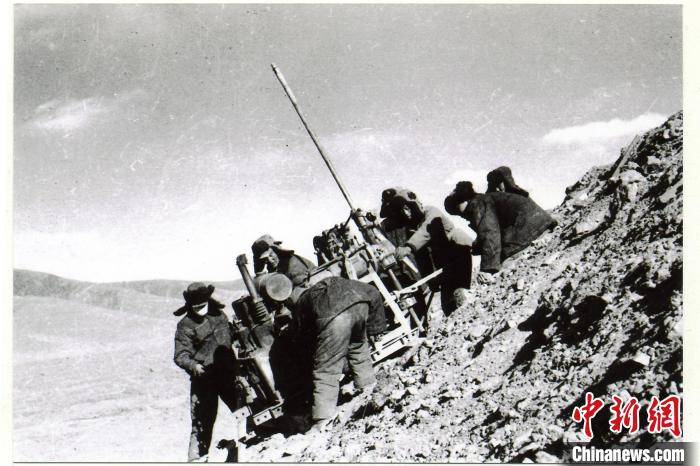 中鐵西北院科技工作者肩挑手扛運送地質(zhì)鉆機。(資料圖) 中鐵西北科學研究院供圖