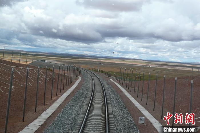 圖為熱棒技術(shù)在青藏鐵路凍土區(qū)的應(yīng)用。(資料圖) 中鐵西北科學研究院供圖