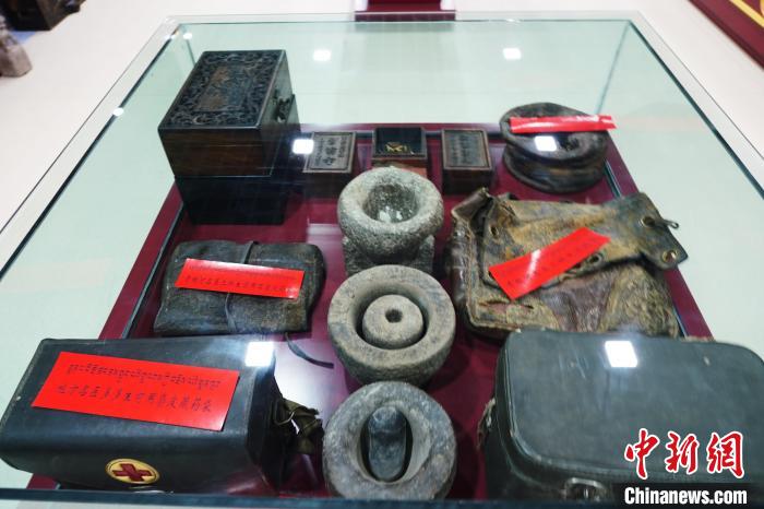 圖為藏醫(yī)傳統(tǒng)制藥石鍋石槽?！●R銘言 攝