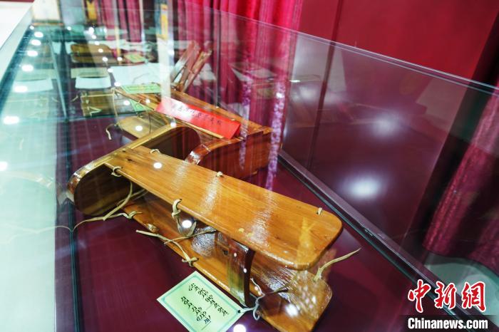 圖為藏醫(yī)外治骨科夾板?！●R銘言 攝