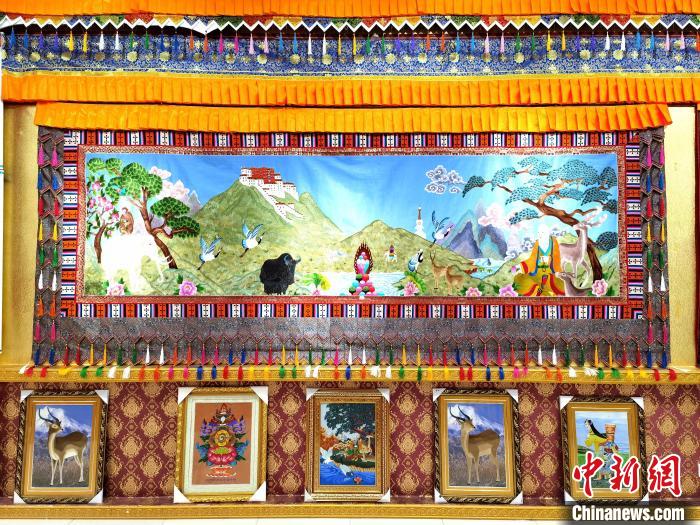 圖為藏繡作品?！∑钤鲚?攝