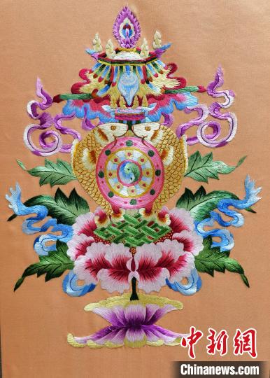 圖為藏繡作品?！∑钤鲚?攝