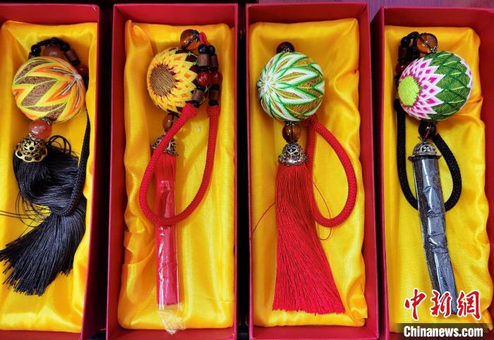 圖為藏繡手工藝品?！∑钤鲚?攝