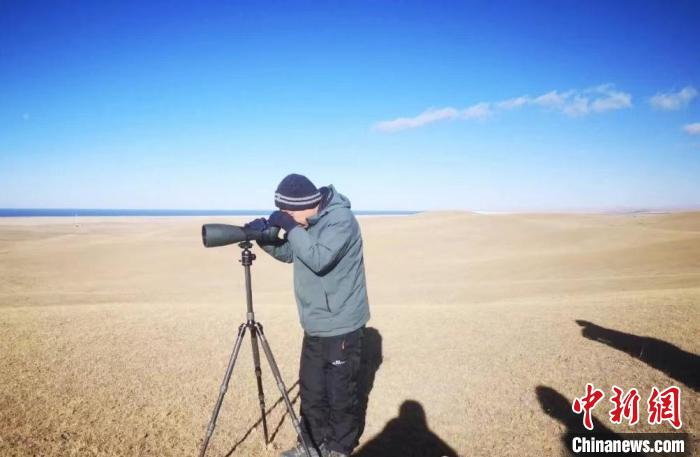 圖為工作人員正在進行監(jiān)測?！∏嗪：皡^(qū)保護利用管理局供圖