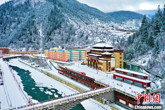 壤塘的雪后美景?！∪捞量h融媒體中心供圖