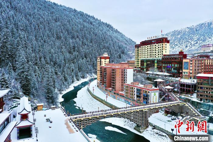 壤塘的雪后美景?！∪捞量h融媒體中心供圖