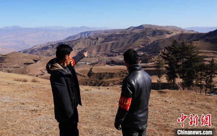 圖為桑杰加(左)和同事望向遠方。　馬銘言 攝