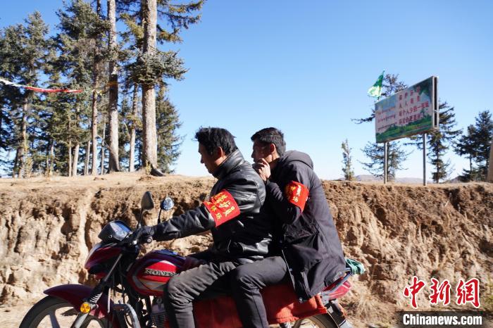 圖為同事騎摩托車載著桑杰加(后)前往林場?！●R銘言 攝