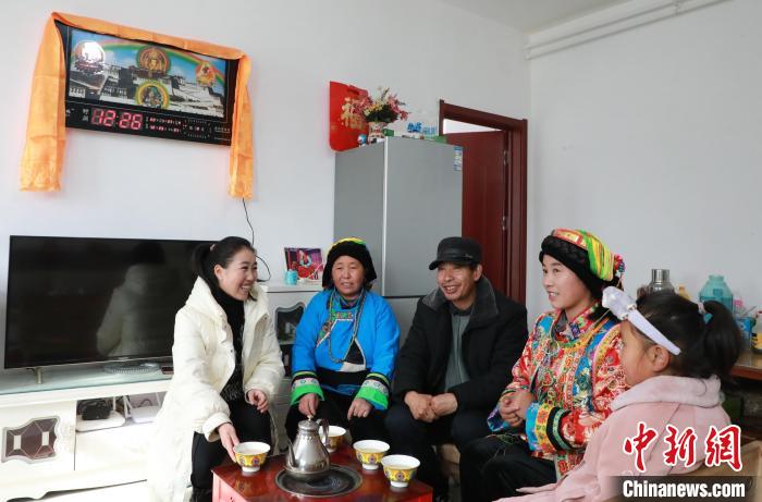 新家是兩層小樓房，一樓布置得充滿(mǎn)現(xiàn)代感，喝著藏式奶茶，一家人聊著今年春節(jié)怎么過(guò)?！《∷?攝