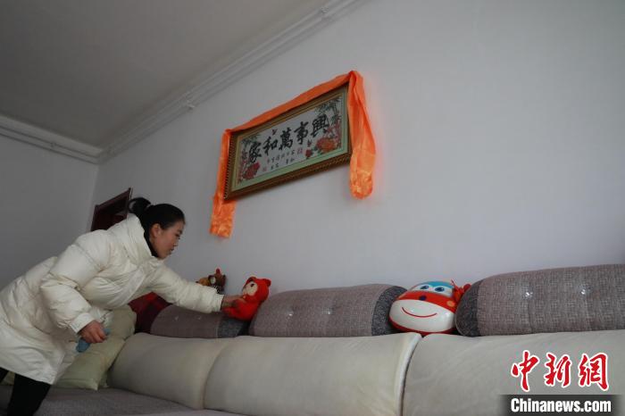 27日，春節(jié)將至，楊周馬草打掃房屋，拆洗沙發(fā)靠墊等?！《∷?攝