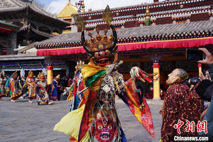 圖為塔爾寺僧侶進(jìn)行“跳欠”儀式?！●R銘言 攝