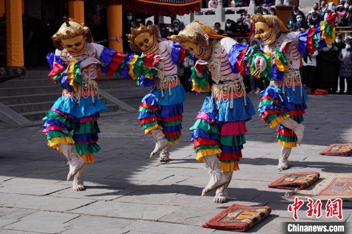 圖為塔爾寺僧侶進(jìn)行“跳欠”儀式?！●R銘言 攝