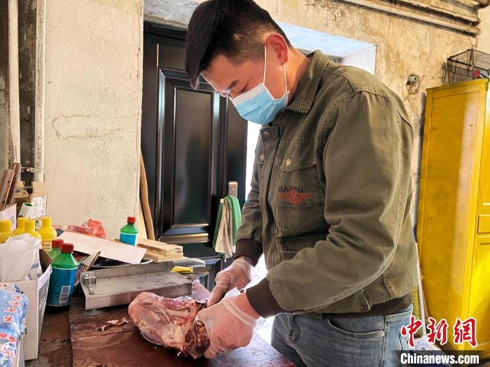 圖為雪豹“奶爸”史壽軍正在準備投喂雪豹的食材。　馬銘言 攝