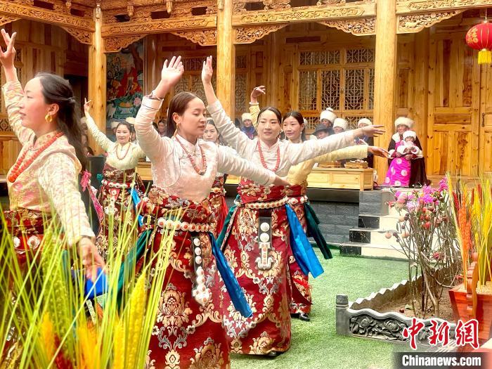 圖為藏族女性載歌載舞。　李玉峰 攝