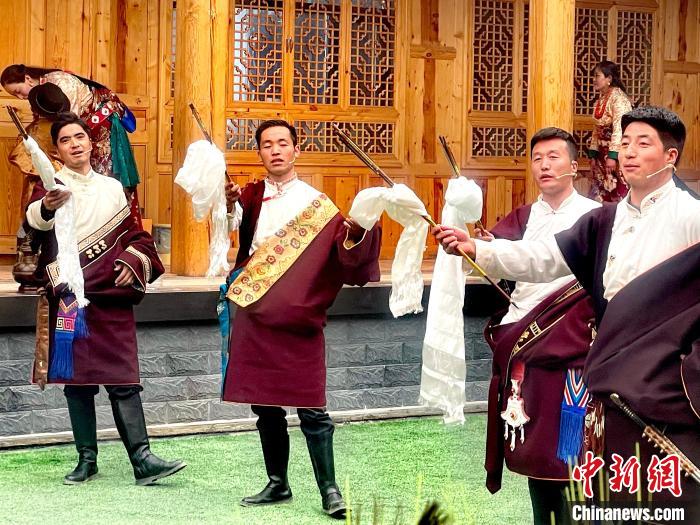 圖為藏族漢子表演節(jié)目?！±钣穹?攝