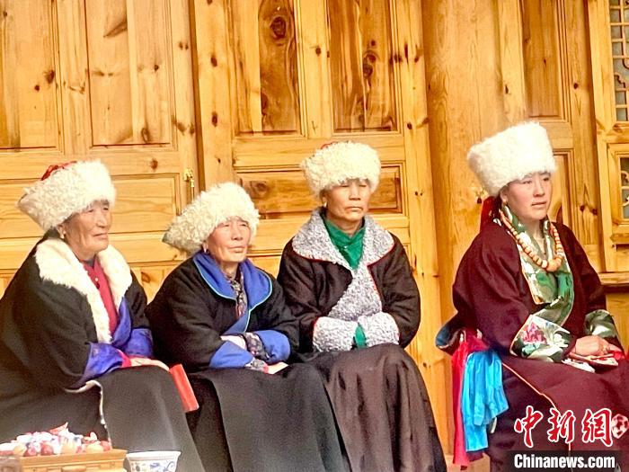 圖為藏族女性觀看“村晚”?！±钣穹?攝