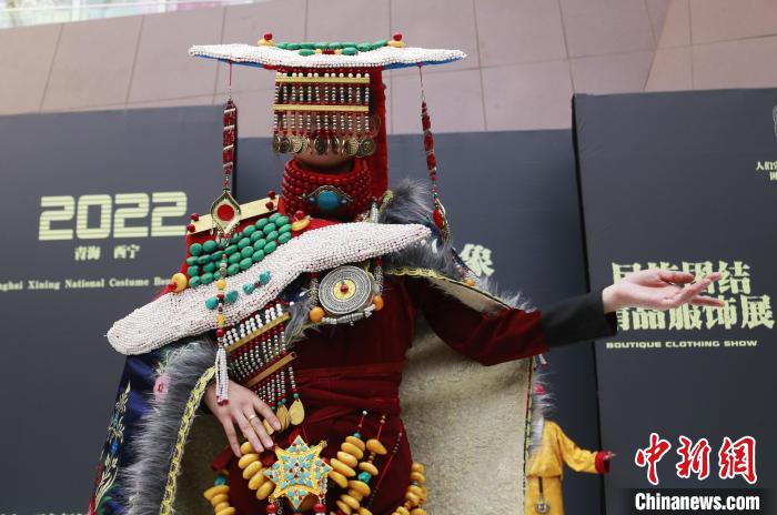 圖為模特展示藏族服飾?！●R銘言 攝