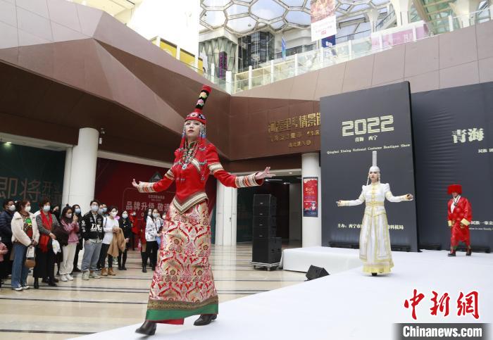 圖為模特身穿民族服飾進(jìn)行走秀。　馬銘言 攝