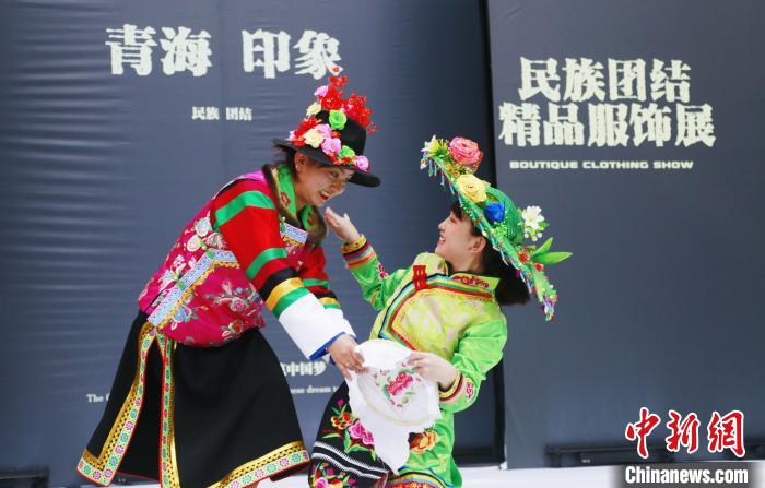 圖為模特身穿土族服飾進(jìn)行“土族刺繡”表演?！●R銘言 攝