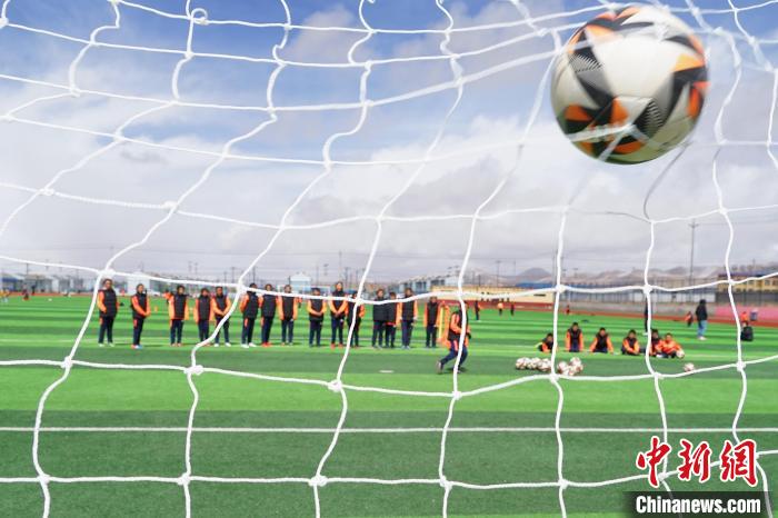 圖為孩子們進行射門訓練?！●R銘言 攝