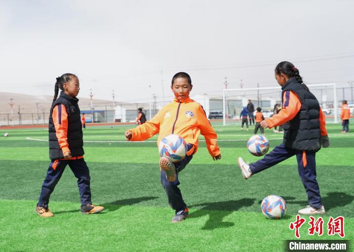 圖為孩子們進行顛球訓練。　馬銘言 攝